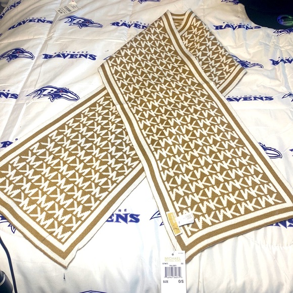MICHEAL KORS SCARF TAN AND WHITE - Picture 1 of 4